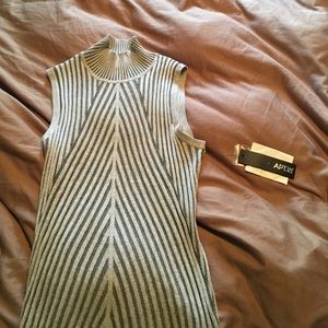 Sleeveless turtleneck