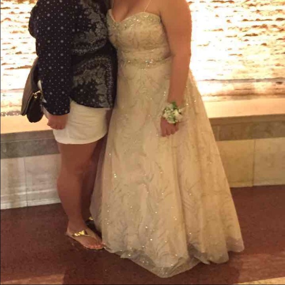 ✨CREAM PROM DRESS✨ - Picture 2 of 4