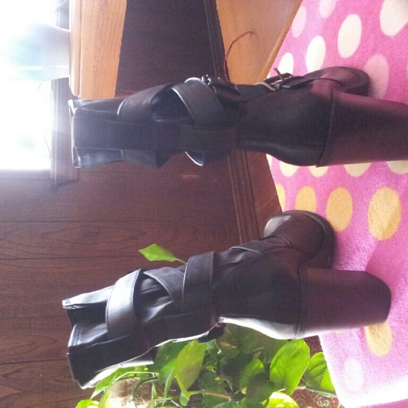 Boots - Picture 3 of 4