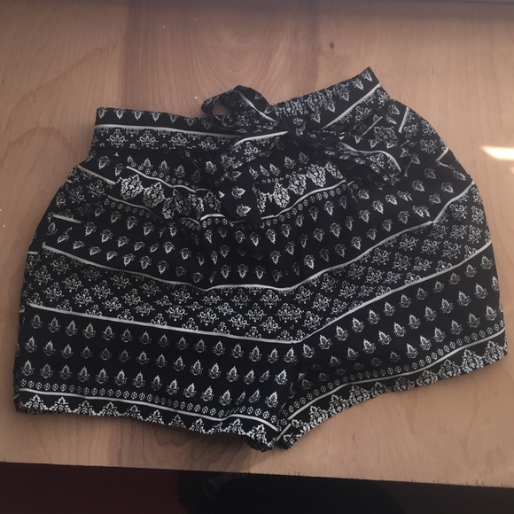 Black and white shorts with bow (tie)