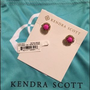 Kendra Scott Carly Gold studs in Magenta