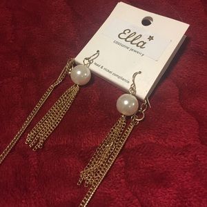 Gold/Pearl tassel necklace w/matching earrings