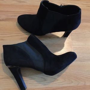 Tahari black suede bootie boot 9 Euc