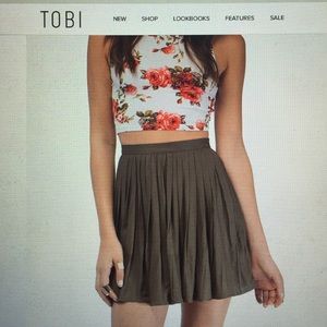 Tobi "Chilton Pleated Skirt"
