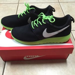 Nike RosheRun Black and Volt Green women size 7.5