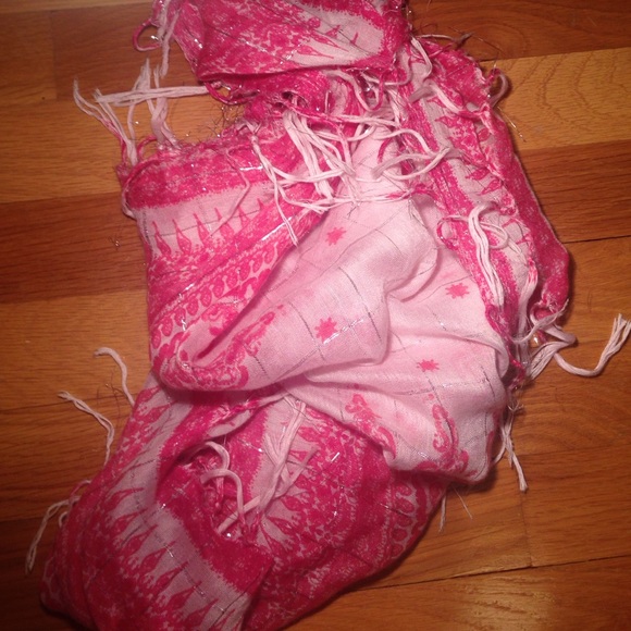 🌸Pink and white scarf with fringe 🌸