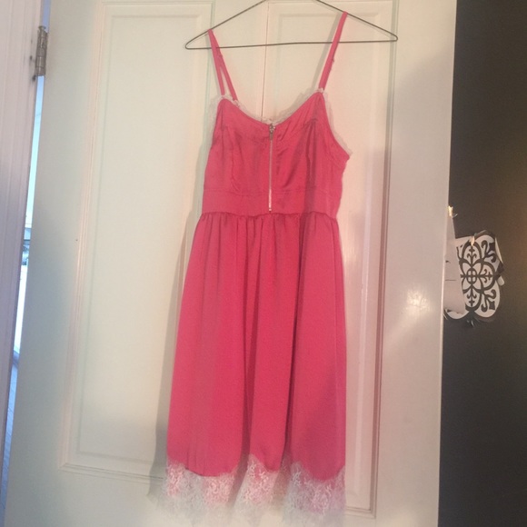 Lace detailed dress
