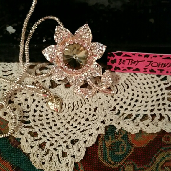 Betsey Johnson necklace - Picture 2 of 3