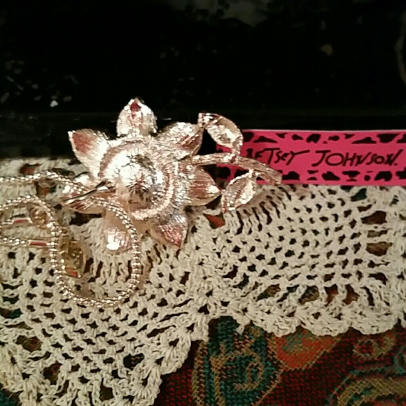 Betsey Johnson necklace - Picture 3 of 3