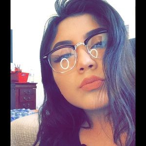 Meet your Posher, Alexis