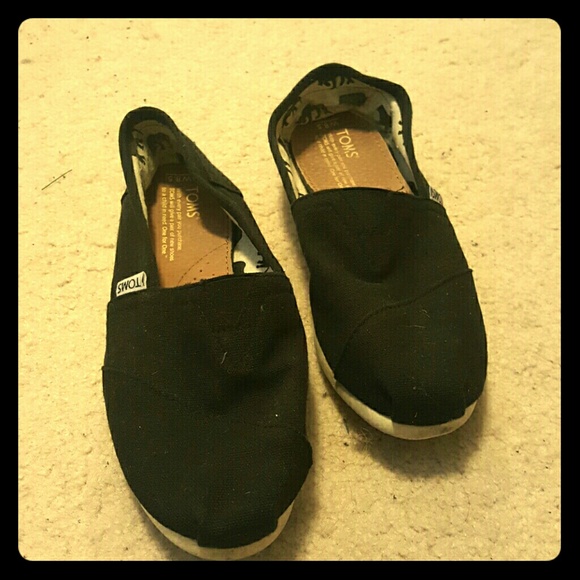Black TOMS