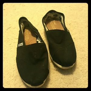 Black TOMS