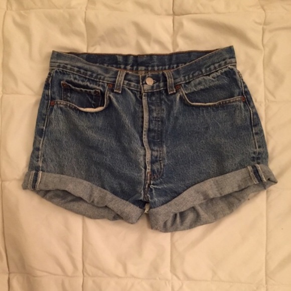 High washed Levi shorts!!