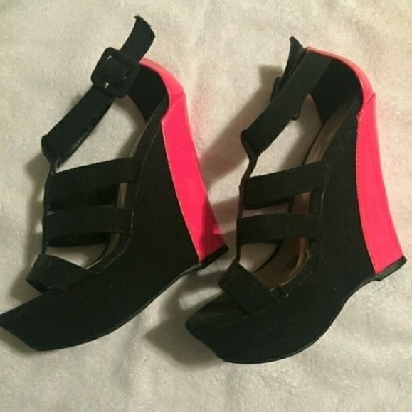 🚫🚫 SOLD on Ⓜ black and hot pink heels