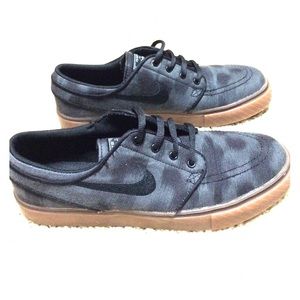 Black Nike SB skateboarding shoes