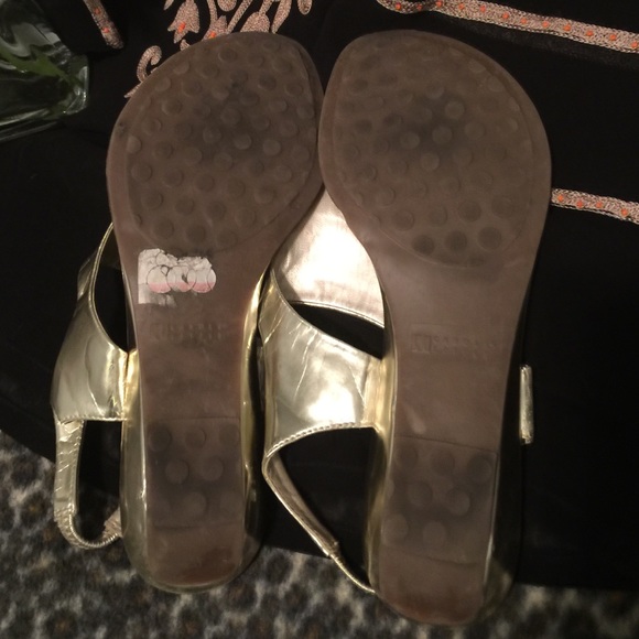 Beautiful Gold sandals w/wedge and cushion sole - Picture 3 of 4