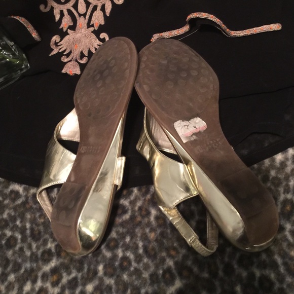 Beautiful Gold sandals w/wedge and cushion sole - Picture 4 of 4