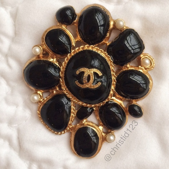 CHANEL Jewelry - 🎉HP🎉Authentic CHANEL Brooch