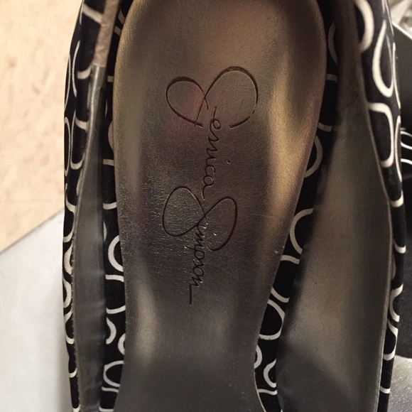 Peep toe shoe - Picture 2 of 3