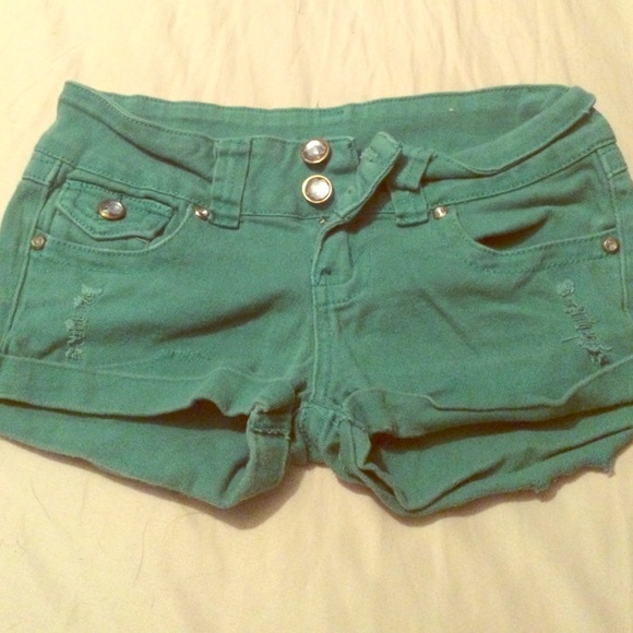ST PATTYS DAY! 🍀Green shorts diamond buttons