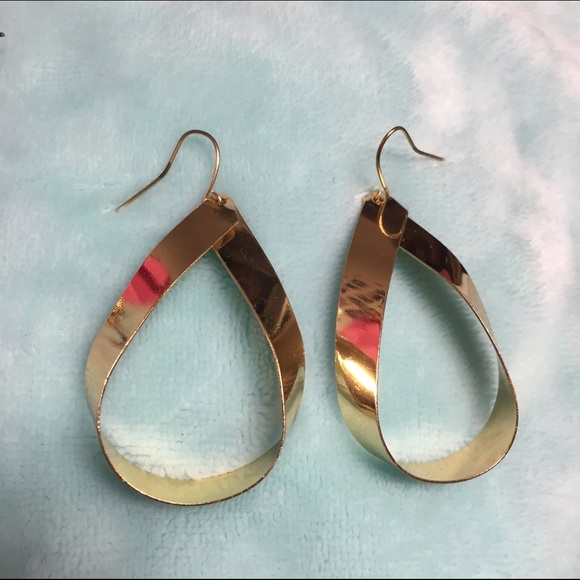 Gold teardrop dangly earrings