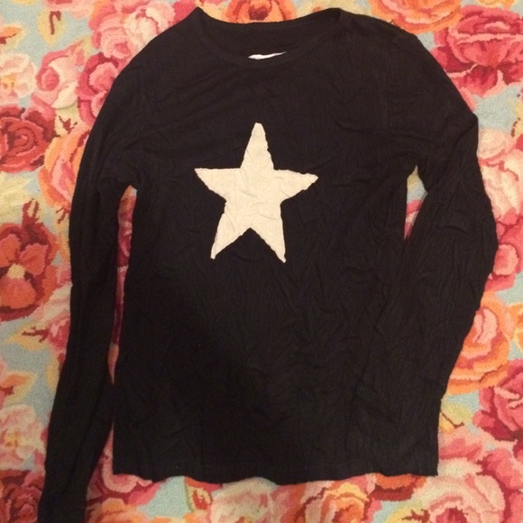 I star black and white shirt.⭐️