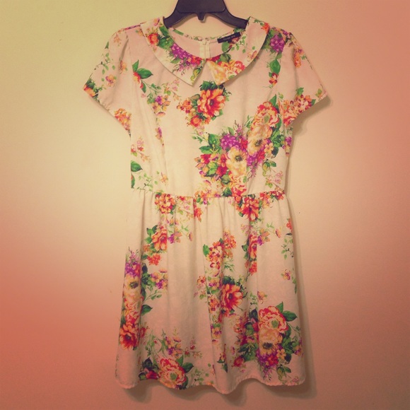 Adorable collared dress!