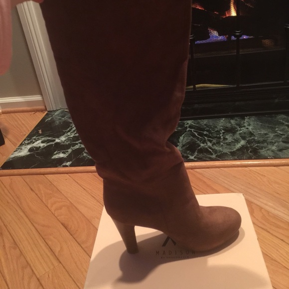 Brand New!!! Knee high brown suede boots, size 9.5