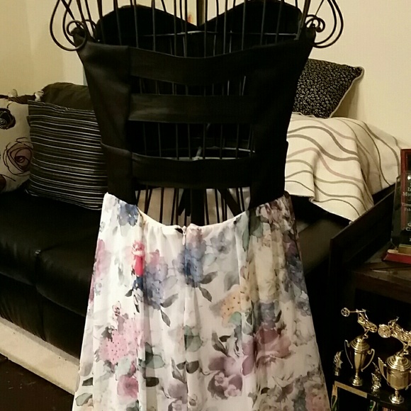 Beautiful strapless dress - Picture 3 of 4