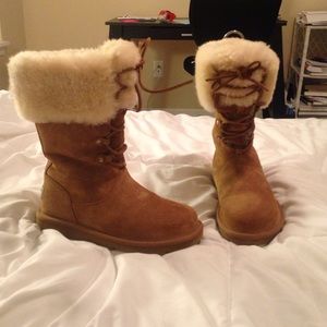 SOLD! Like New Ugg Montclair Lace Up Boot