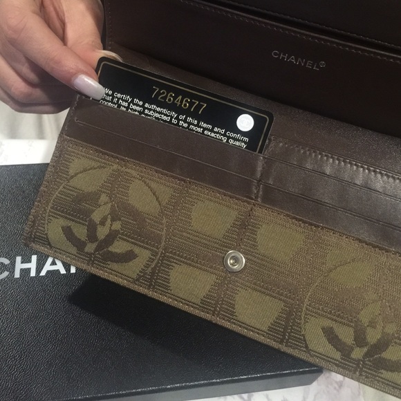 100% Authentic Vintage Chanel Travel Line Wallet - Picture 4 of 4