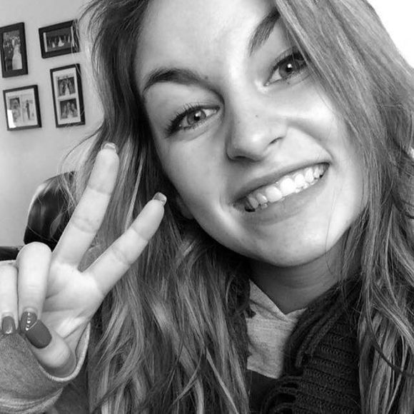 Meet your Posher, Courtney - Picture 1 of 1