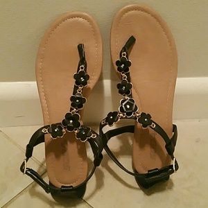 Flat sandals with black & gold flowers