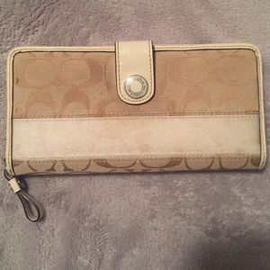 ❌SOLD ON MERI CARI!!❌ Coach Wallet