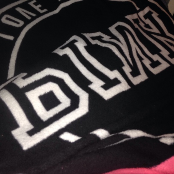 Love pink VS soft blanket