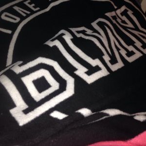 Love pink VS soft blanket