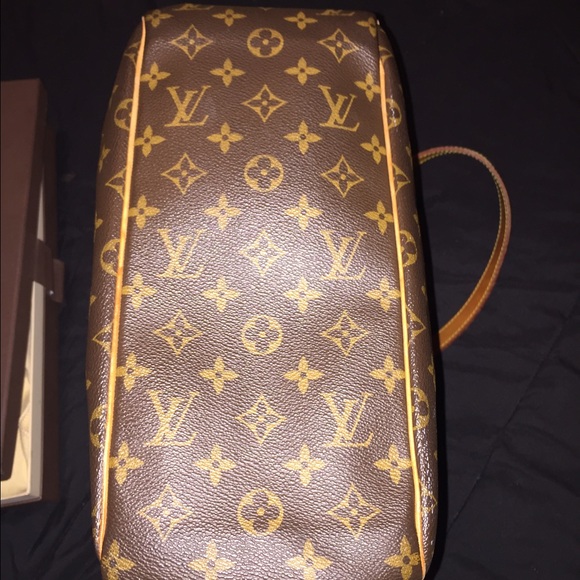 Louis Vuitton - Picture 2 of 4