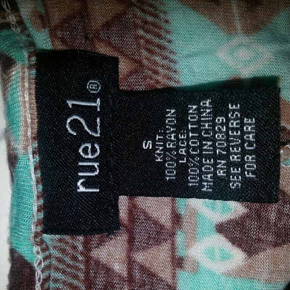 Crop top/high wasted stretchy shorts - Picture 2 of 4