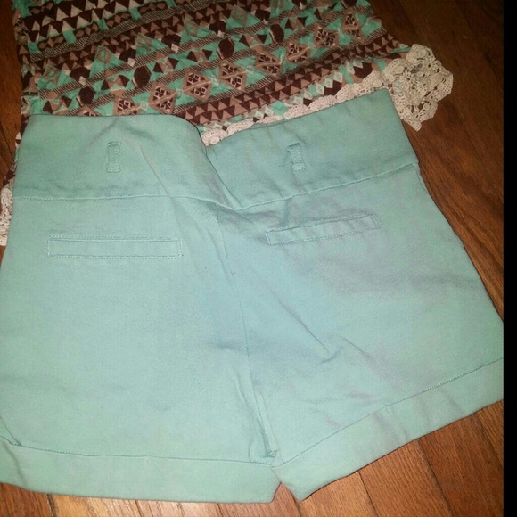 Crop top/high wasted stretchy shorts - Picture 3 of 4