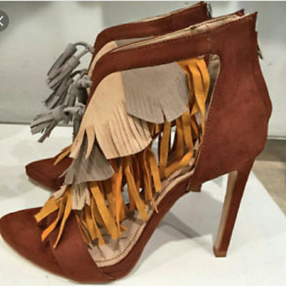 Tri color sandals with fringe