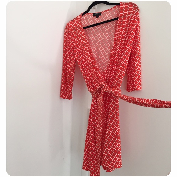 Tahari Wrap Dress - Like New - Worn once - Size 4 - Picture 3 of 3