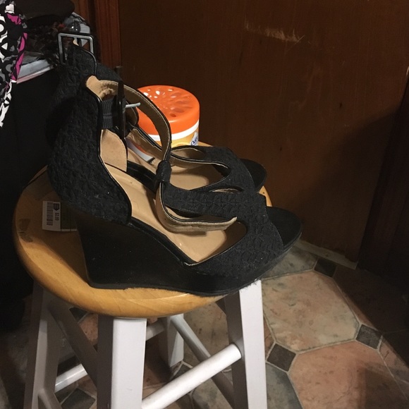 Black wedges