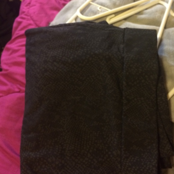 SNAKE SKIN LEGGINGS - Picture 1 of 2