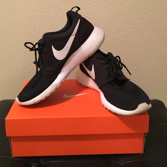 SOLD Nike roshe runs