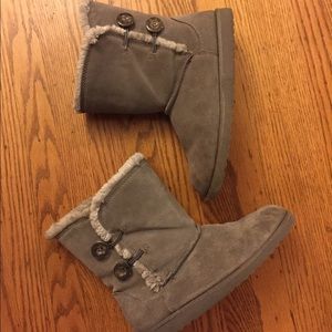 Gray fuzzy Ugg like boots with buttons