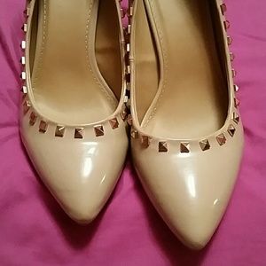 Nude pumps