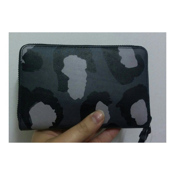 ❗SOLD❗ 🎉Host Pick🎉 Marc by marc jacobs wallet - Picture 3 of 3