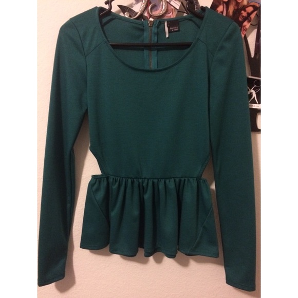 CLOSING CLOSET SOON- UO green cutout peplum top