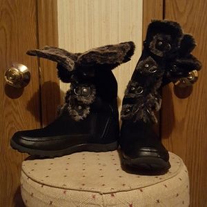 Nine West fur lined boots says 5 but I'm a 7.5 and