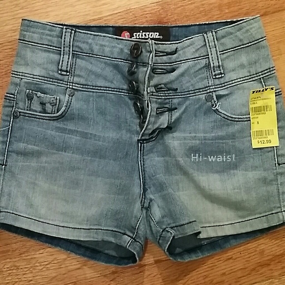 Tillys jr. Size 8 high waisted shorts - Picture 1 of 2